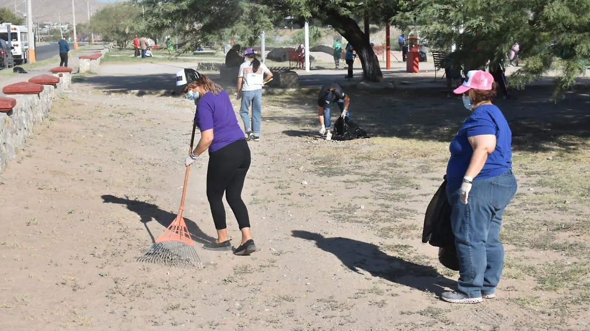 Voluntarios en parque de las Tortugas