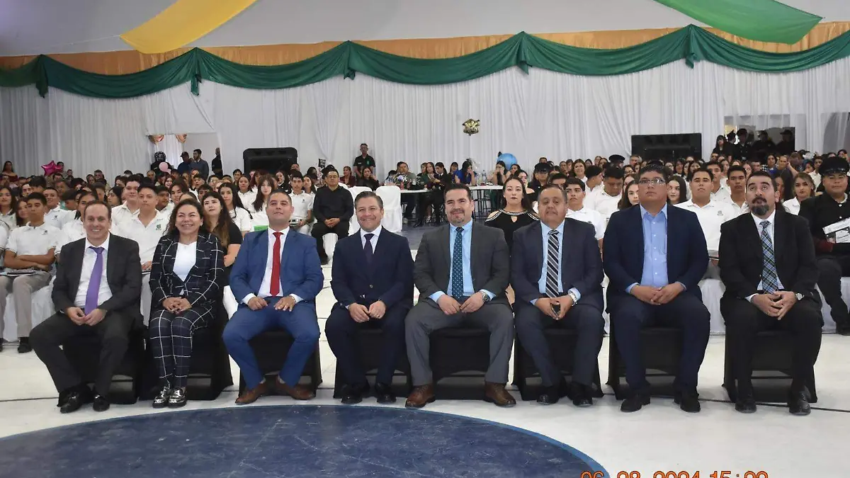 autoridades asistentes a graduación cobach 17