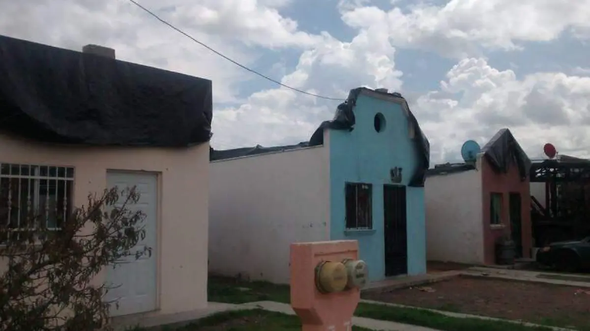 vecinos-del-fraccionamiento-san-javier-recurren-al-hule-negro-para-sus-techos-ante-las-goteras-registradas-por-lluvias