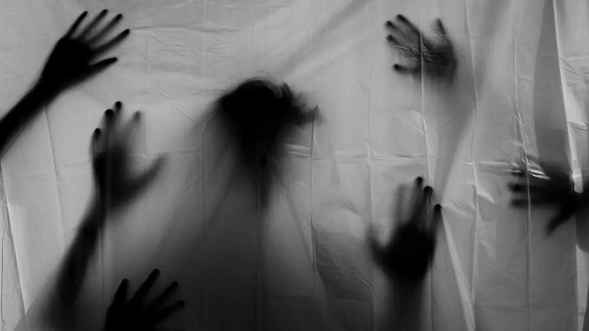 silhouette-3777403_1280