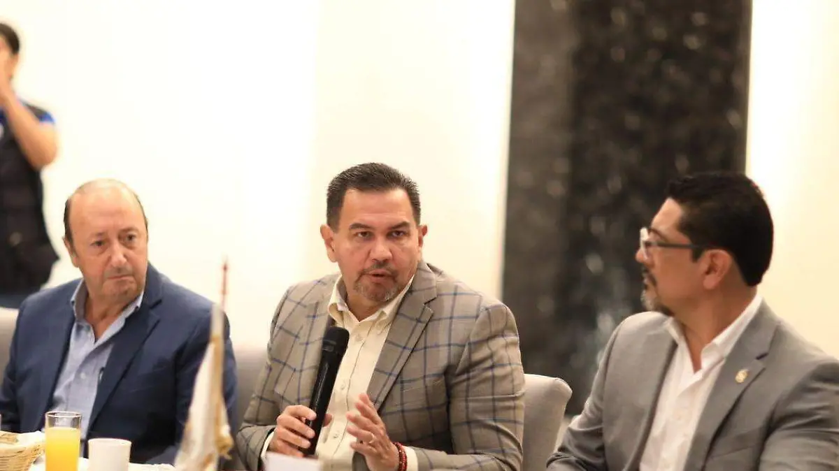 reunión de hoteleros con Cruz Pérez Cuéllar