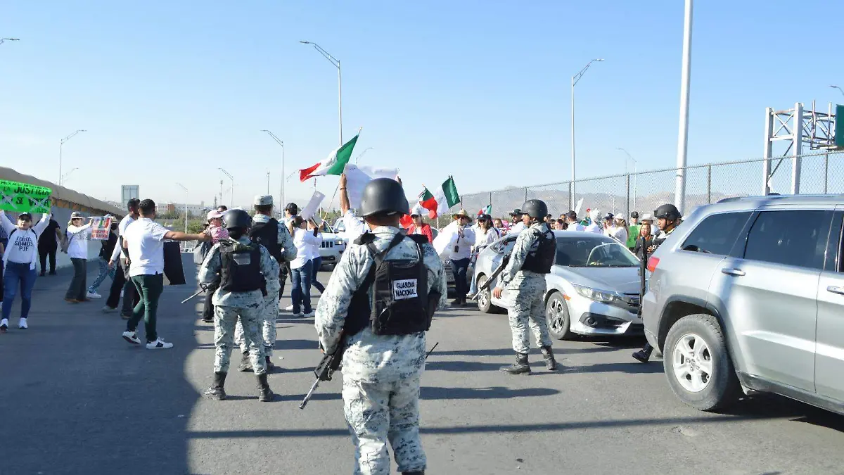 Cierran puente internacional manifestantes de pjf