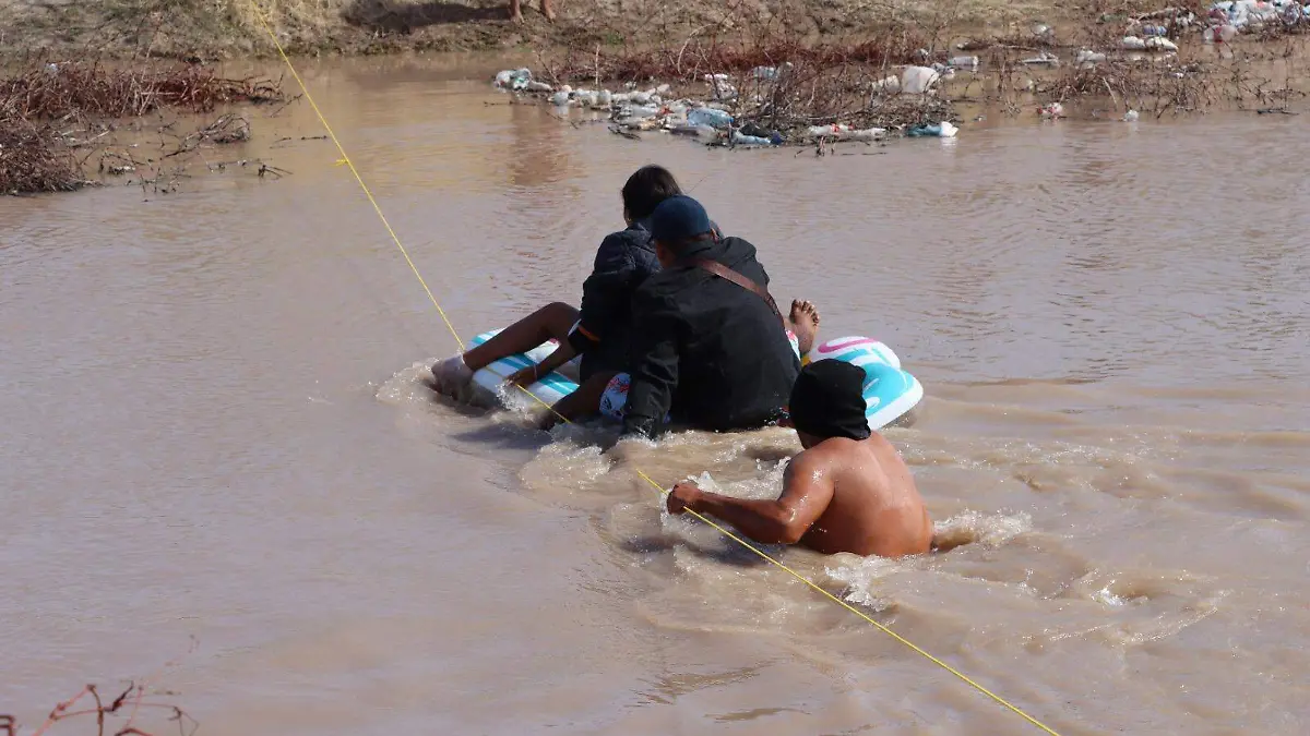migrantes cruzan río