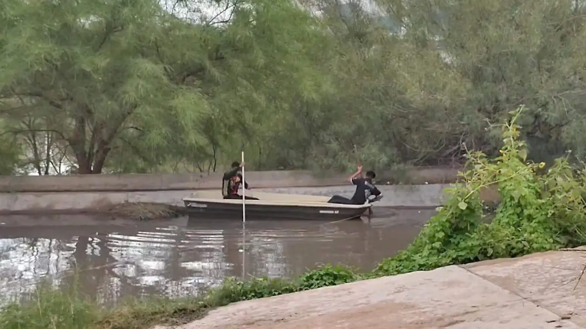 buscan a jovencito arrastrado por la corriente