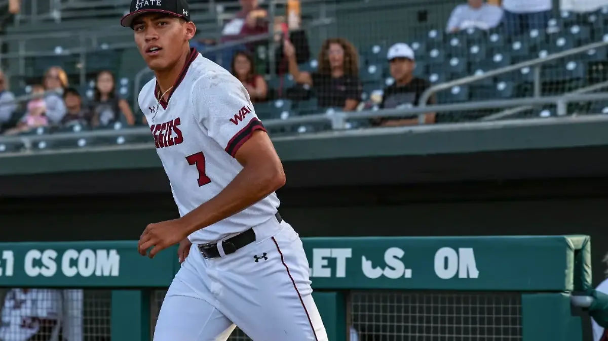 Sammy Natera firma con la liga de beisbol Mesa Solar Sox