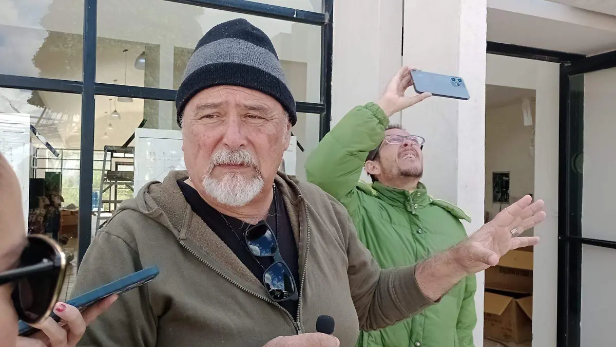 Roberto Durán decorador y creador del árbol navideño