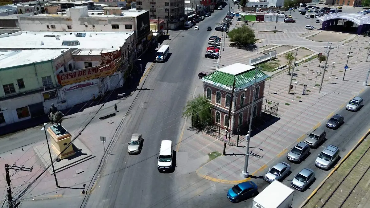 construcción de paso superior en el centro de Juárez