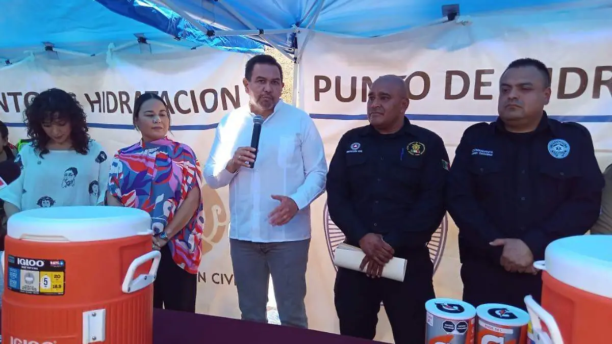 Alcalde Cruz Pérez Cuéllar en programa de hidratación