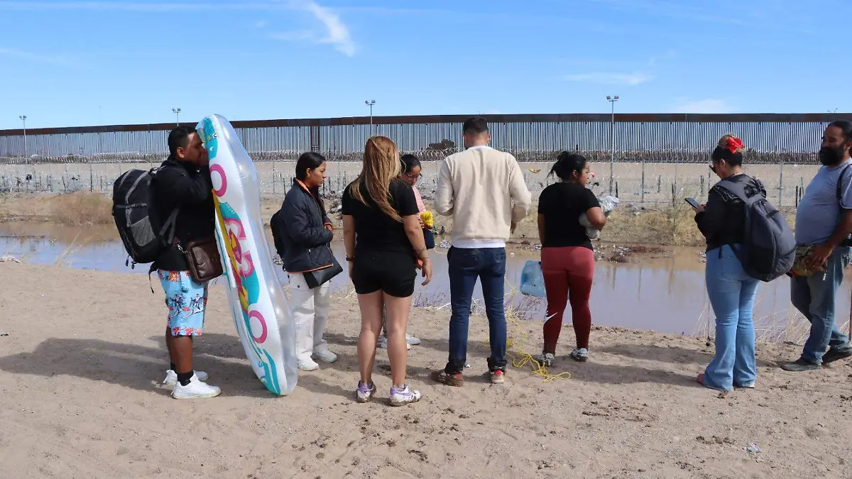 migrantes cruzan el río 