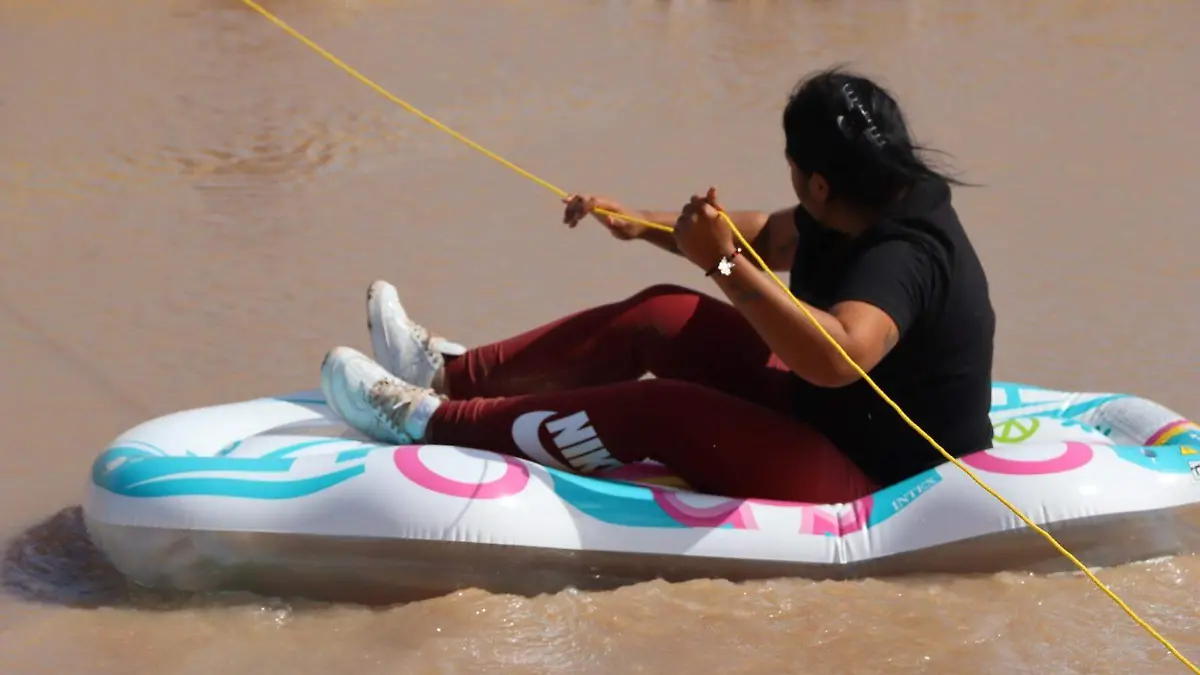 migrantes cruzan el río