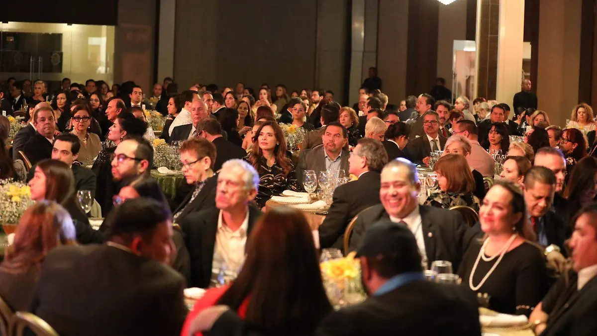 Rubi Enriquez y Cruz Pérez Cuéllar