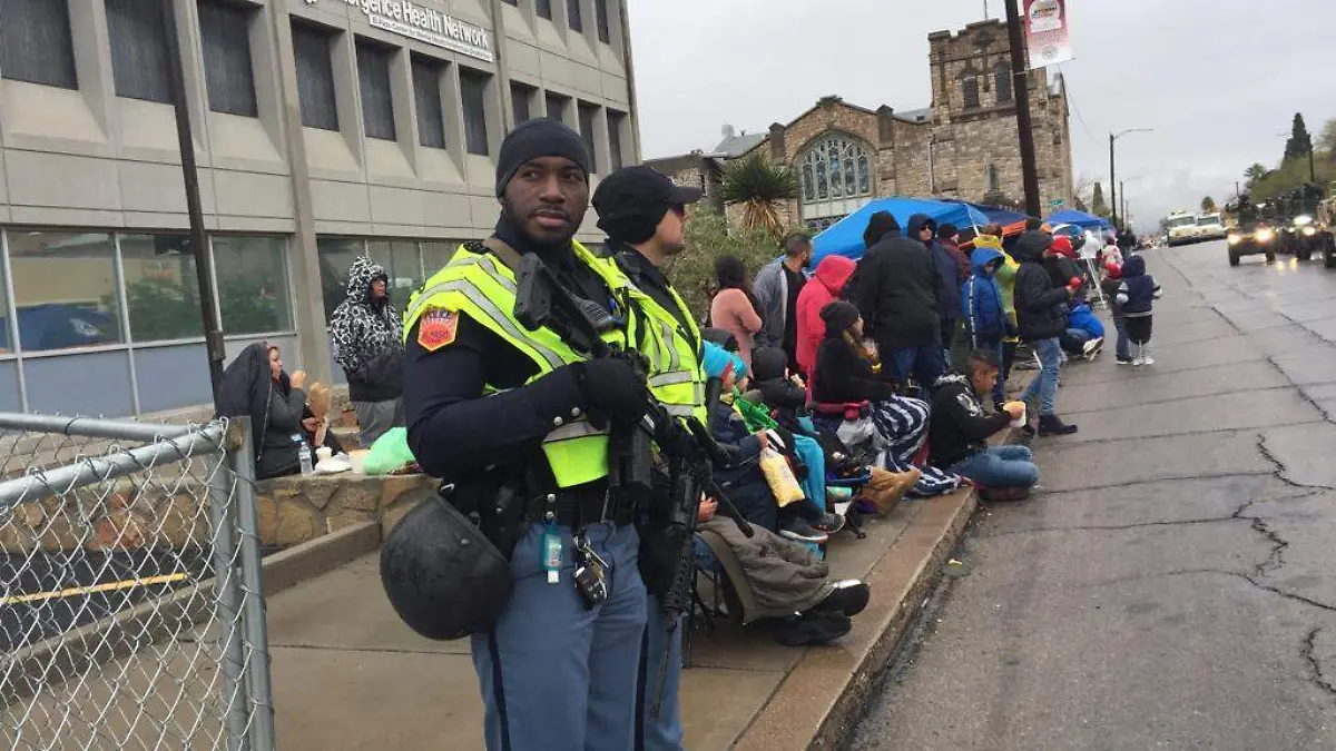 armados en desfile de accion de gracias