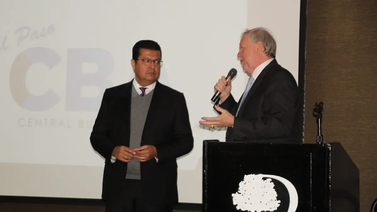 ARMANDO CABADA EN LA REUNION CON EMPRESARIOS DE EL PASO004