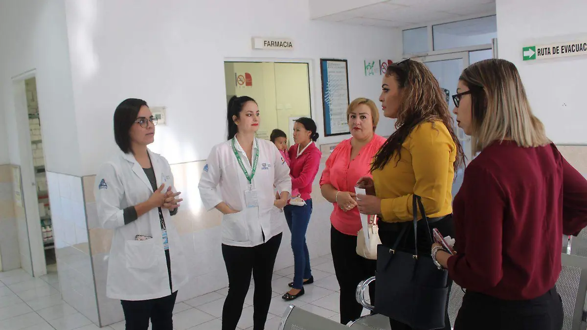 Directoradel CAS primeraala izquierda explicano a funcinariael DIF alcans y objetivose la III Semana Nacionalde SAlud y lo concrnene al vbiológico conta lainfluenza