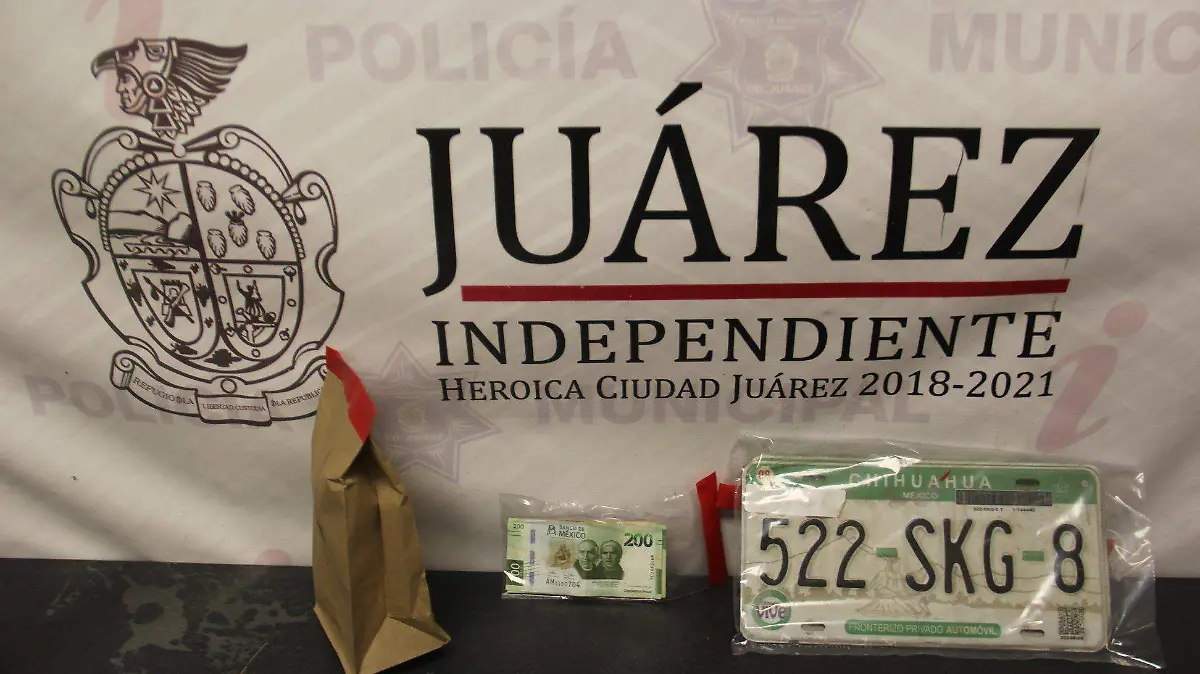 Conducía auto con placas sobrepuestas