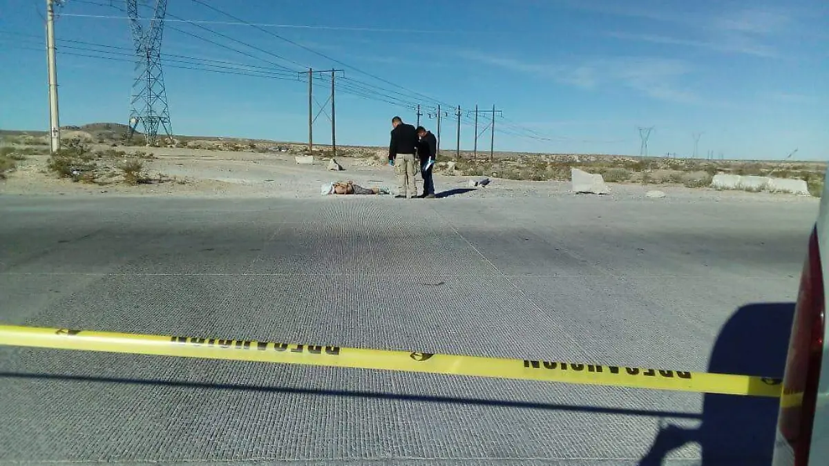 cadaver en el camino real