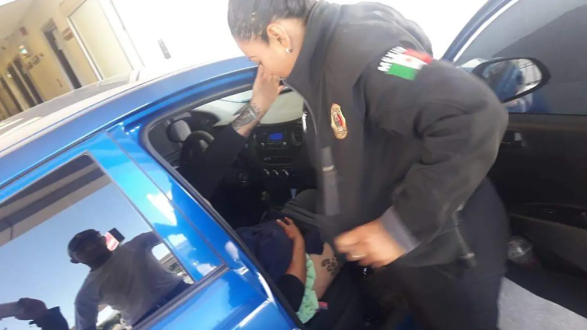 ayudan a mujer