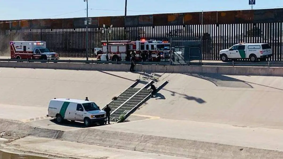 migrante atrapado en alcantarilla