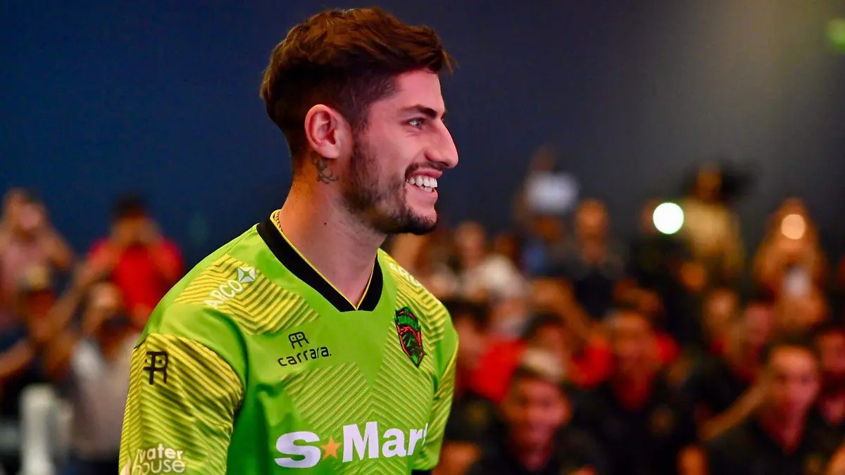 Angelo lució la nueva jersey