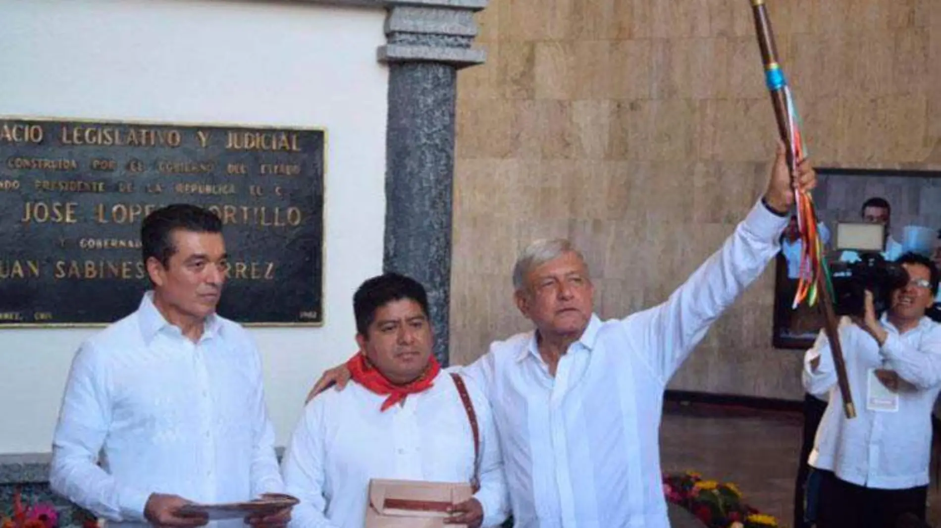 AMLO_baston-de-mando_indigena_chiapas