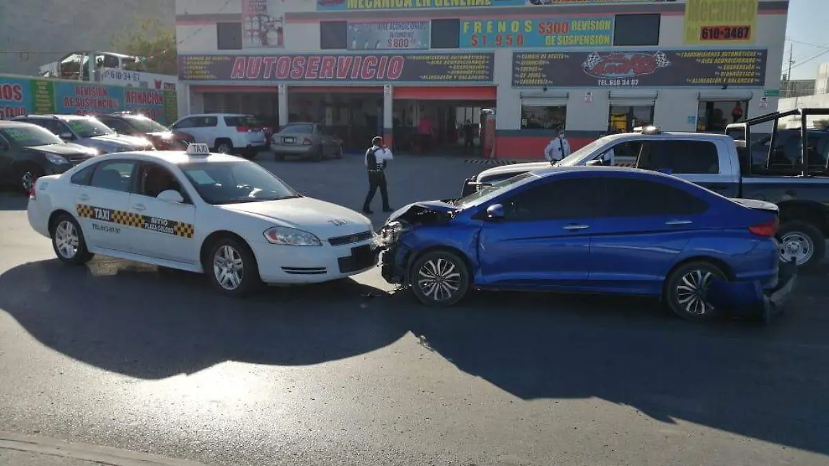 Conductor provoca accidente vial