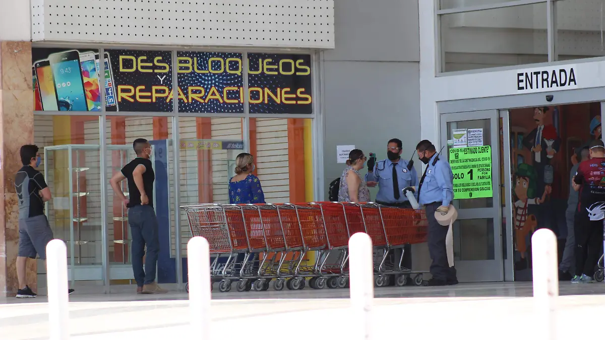 Más de una hora juarenses esperan para realizar sus compras