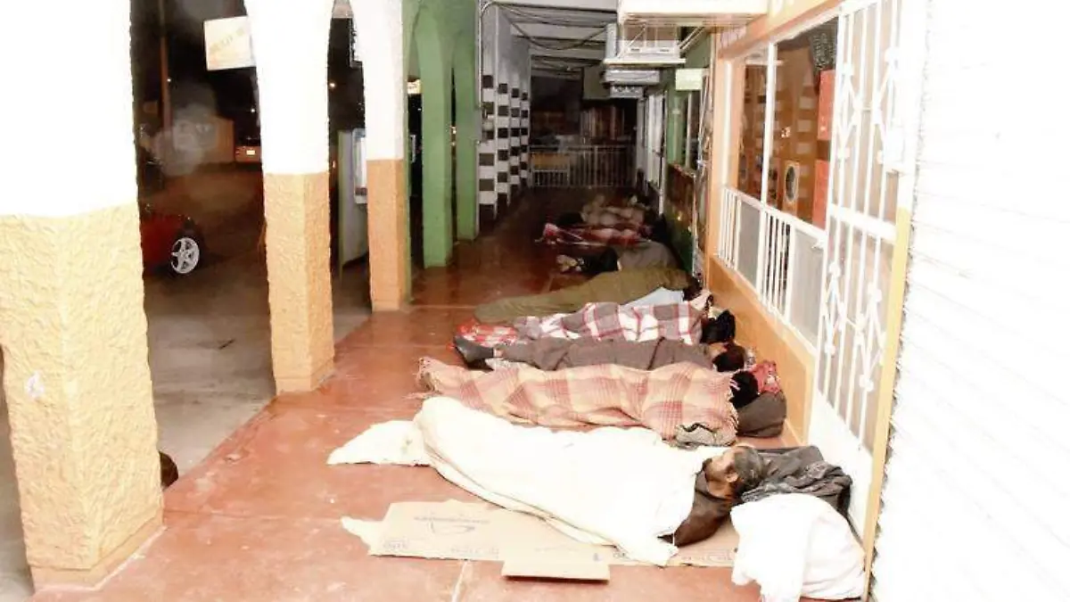 durmiendo afuera del imss buena
