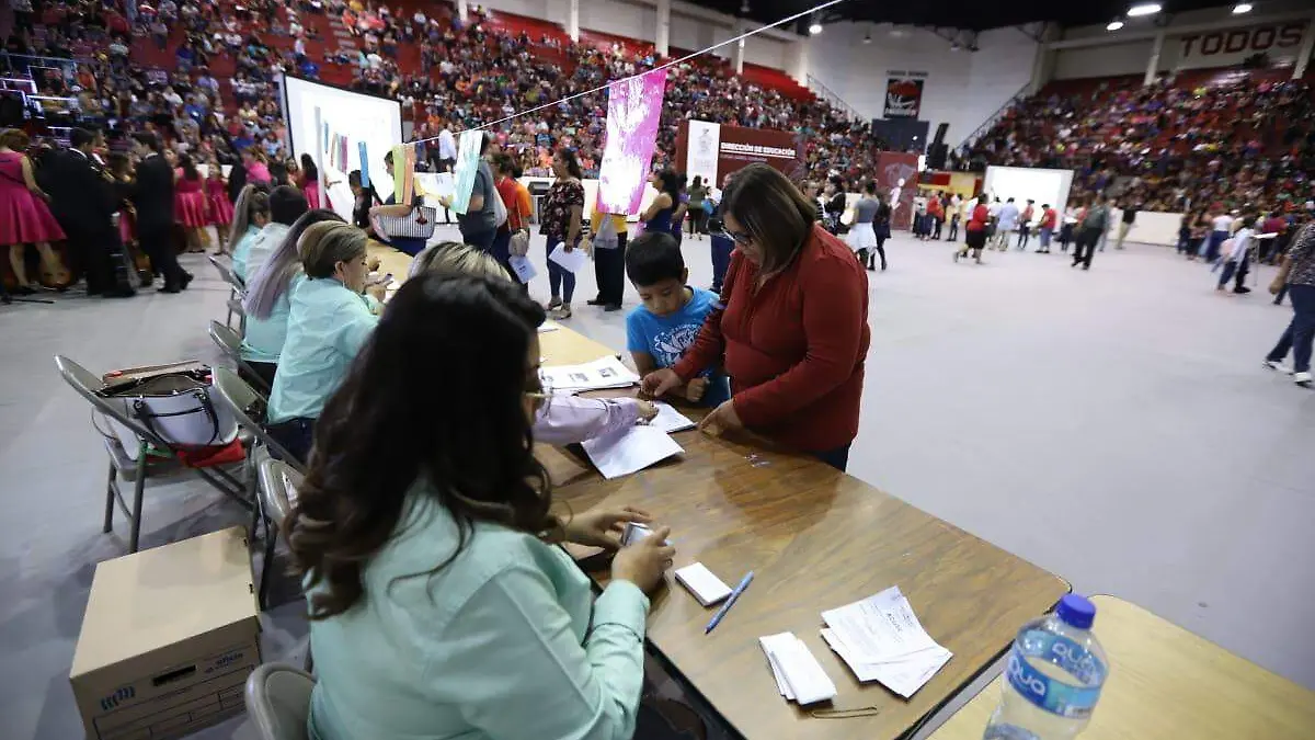 Agradecen padres becas  (2)