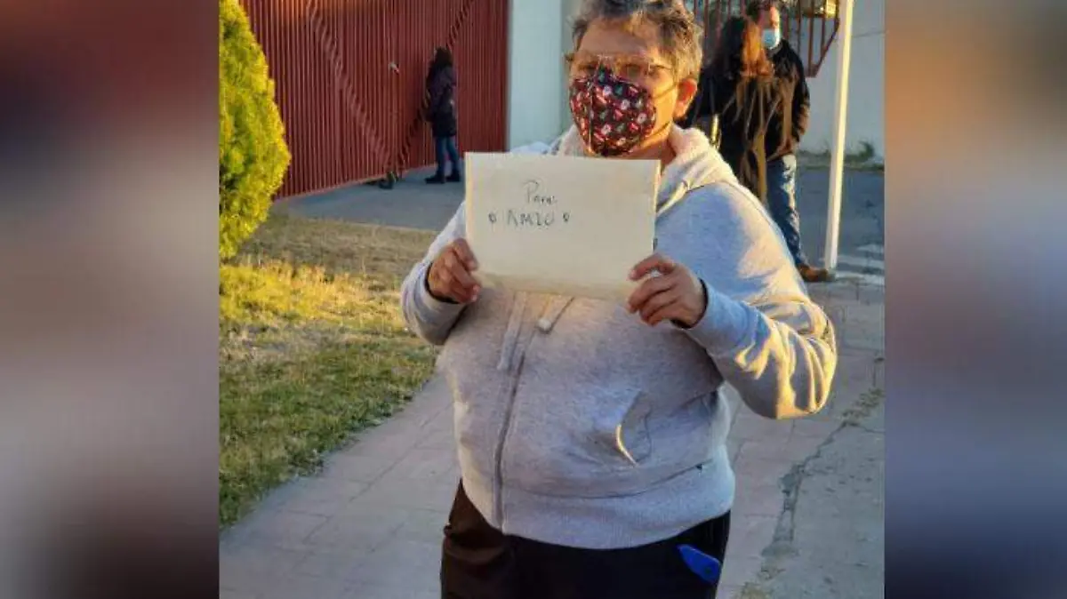 Ciudadanos llegan a ver a AMLO