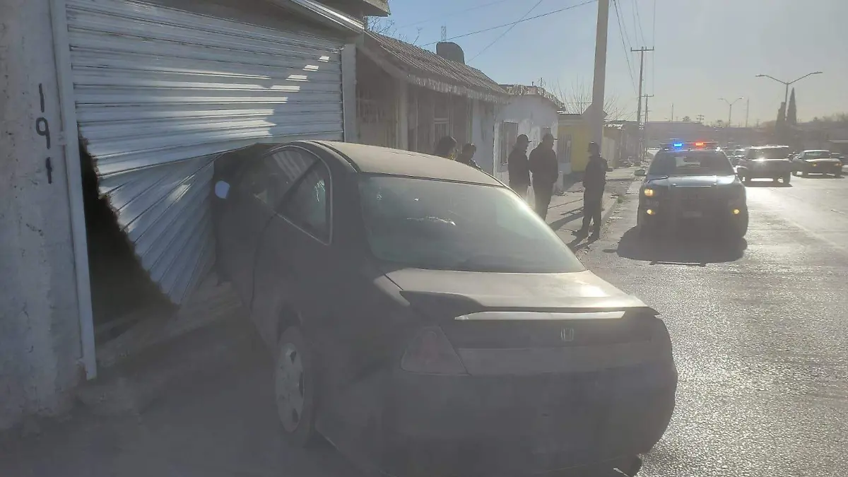 vehiculo accidentado en Av