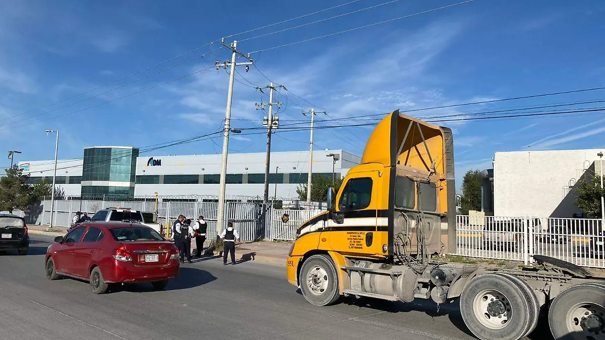 Choque con tracto camión deja motociclista muerto