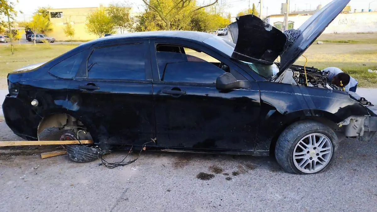 desmantelaba un carro 2