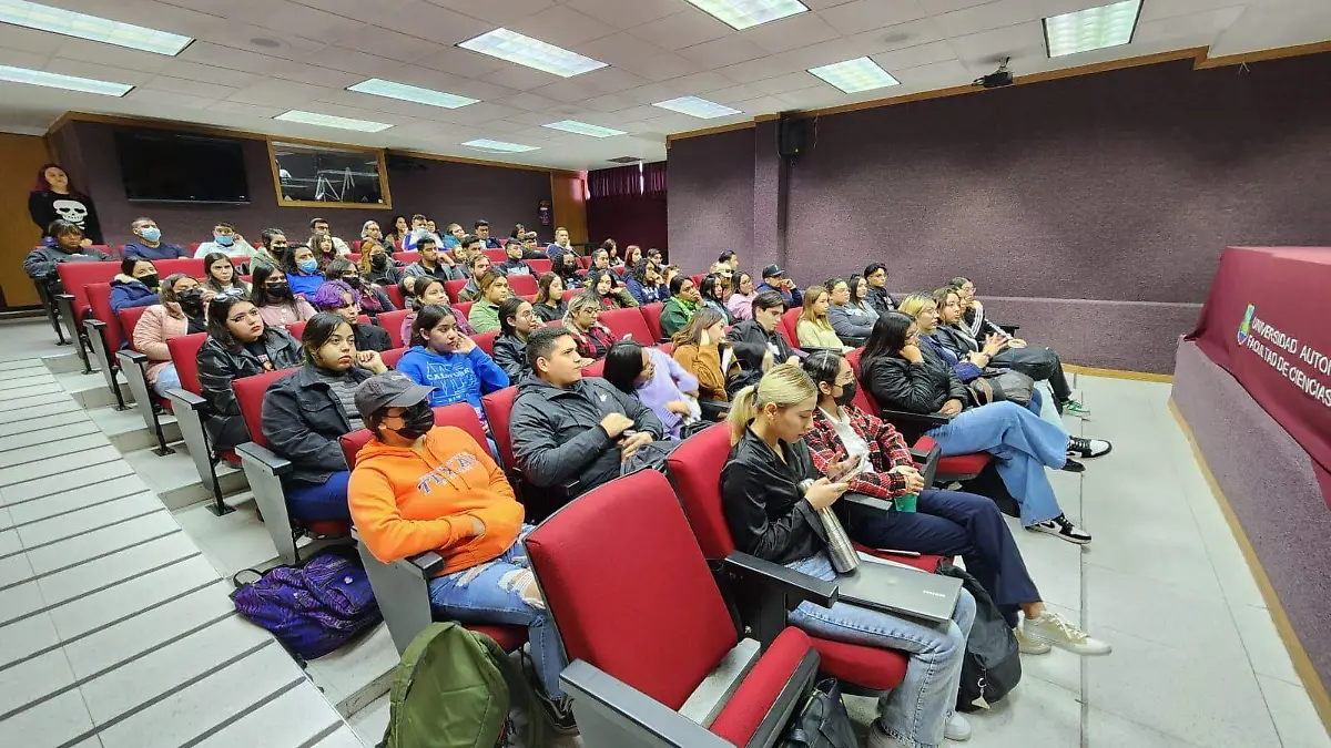 alumnos uach platica