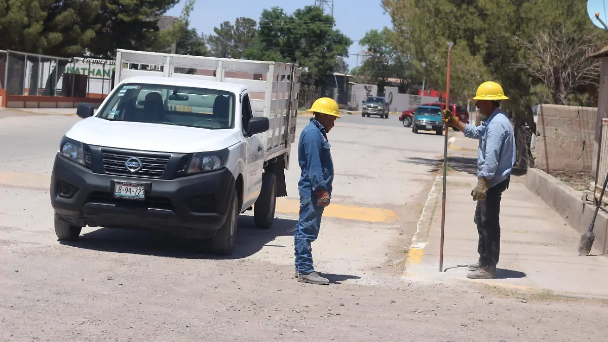 otra cuadrilla al servicio e CFE para cavar donde ira nueva postería 