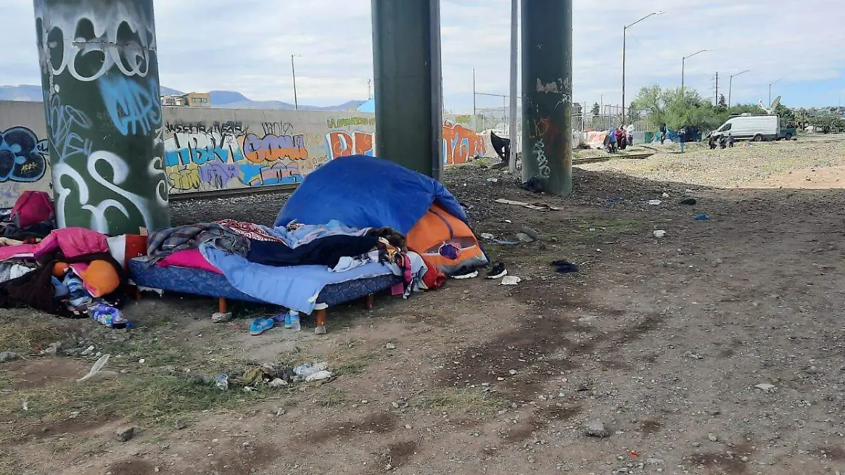 Migrantes envueltos en cobijas mojadas 2