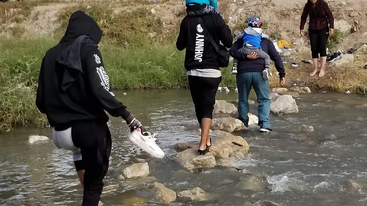 migrantes cruzando 2