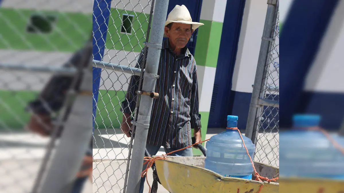 Se retiró sin agua y sin dinero com,pleto