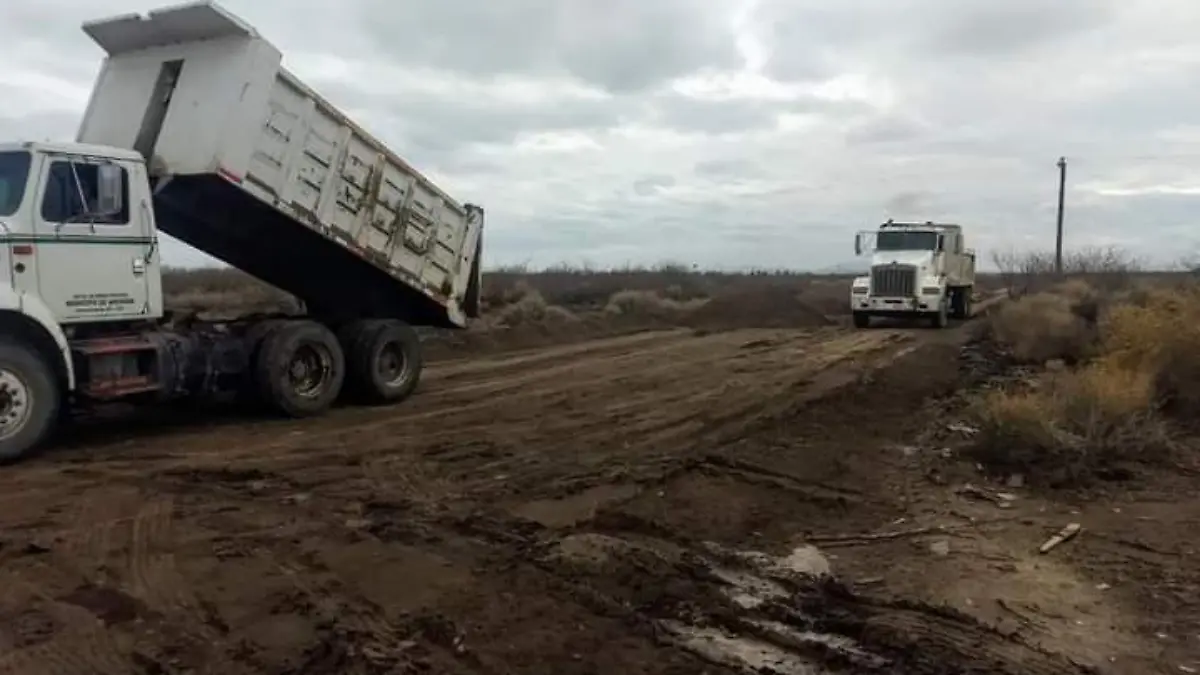 Coin camoomes yu maqunaria municipal se limpio camino alnuevo panteón y se retiraron cientods e tnelada de esombro que oilegalmene fue ahi depositado  