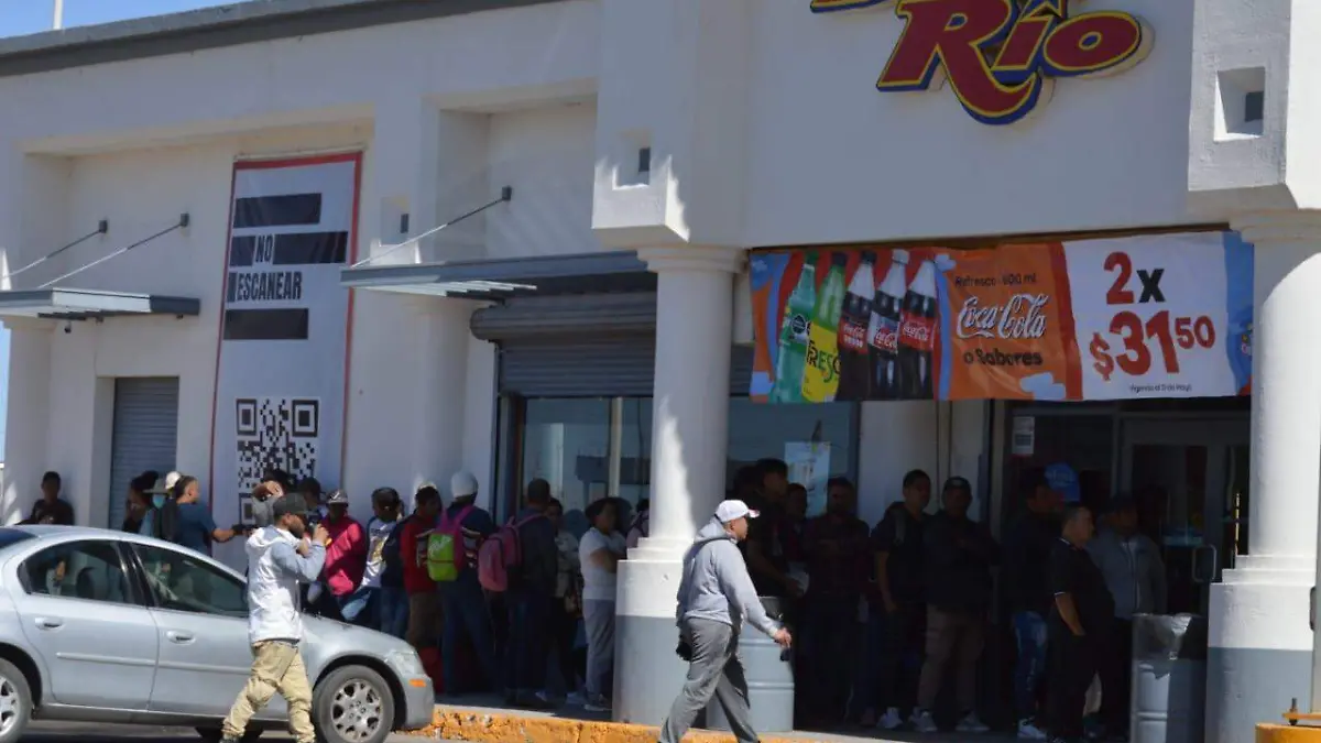 Migrantes hacen fila en Del Río para vender