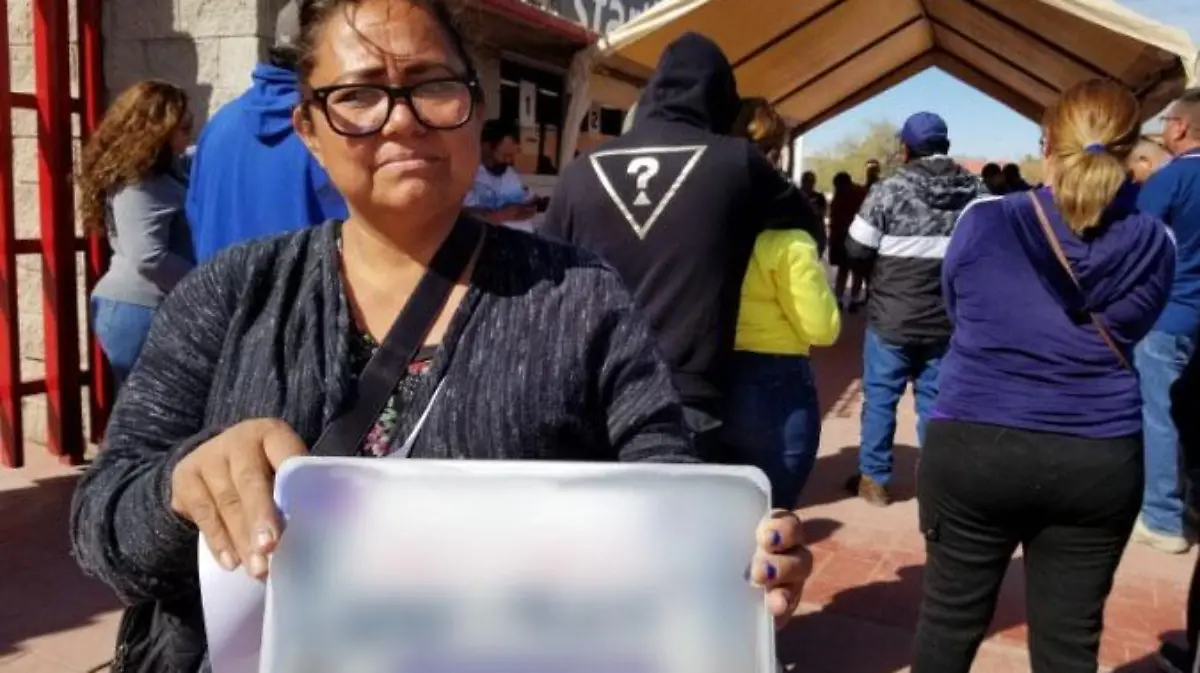 señora y placas