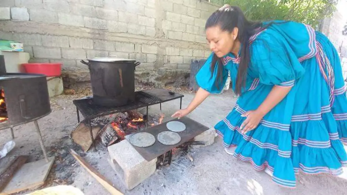 raramuri haciendo tortillitas