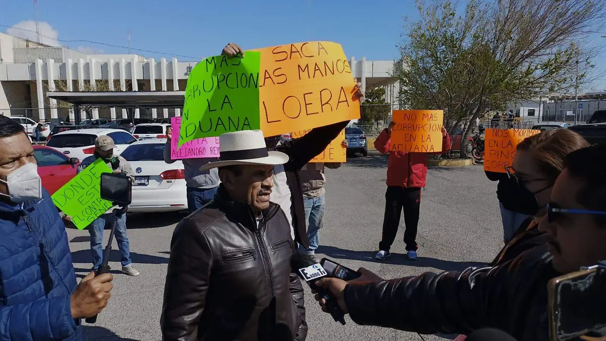 Llanteros se manifiestan en aduanas