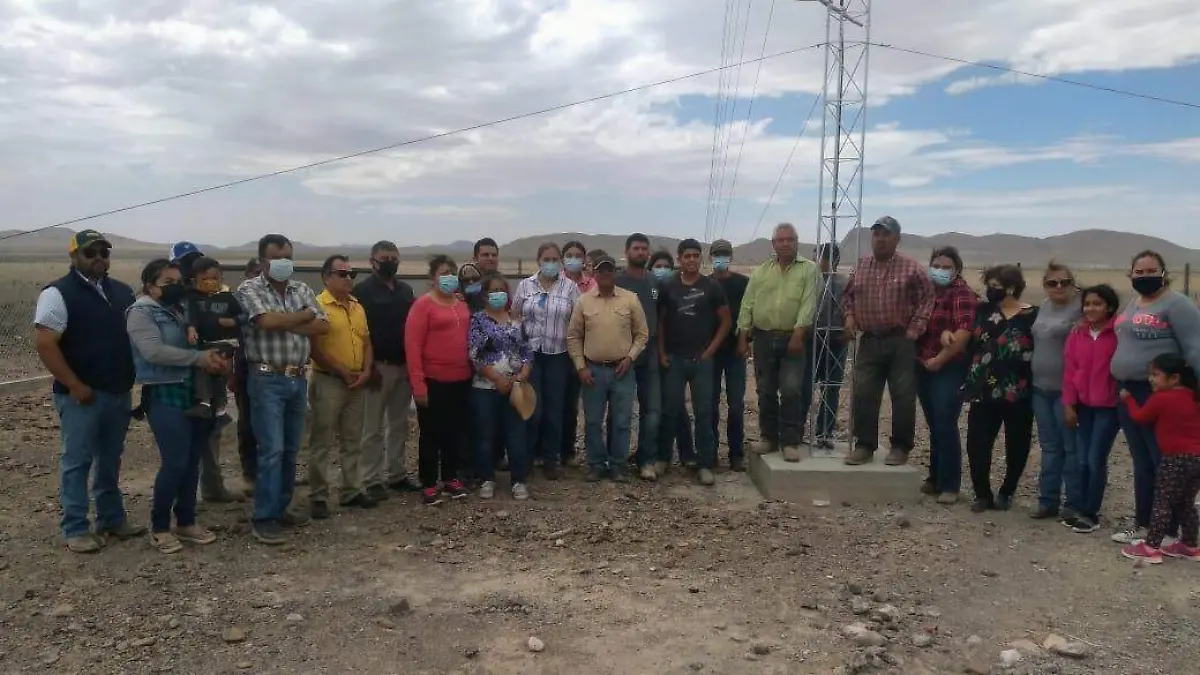 Habitante de diversos ejidos acudieron felices a la entrega, de inmediarto probaron la señal que ahora si funcionó Cortesía    