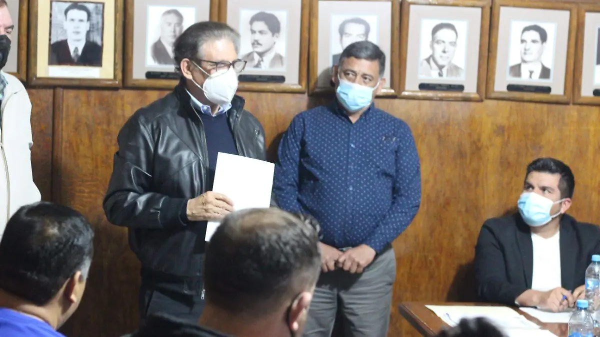 Alcalde y Sroio de Ayto obsrvan explicación del Ingeniero Luis Ortega 