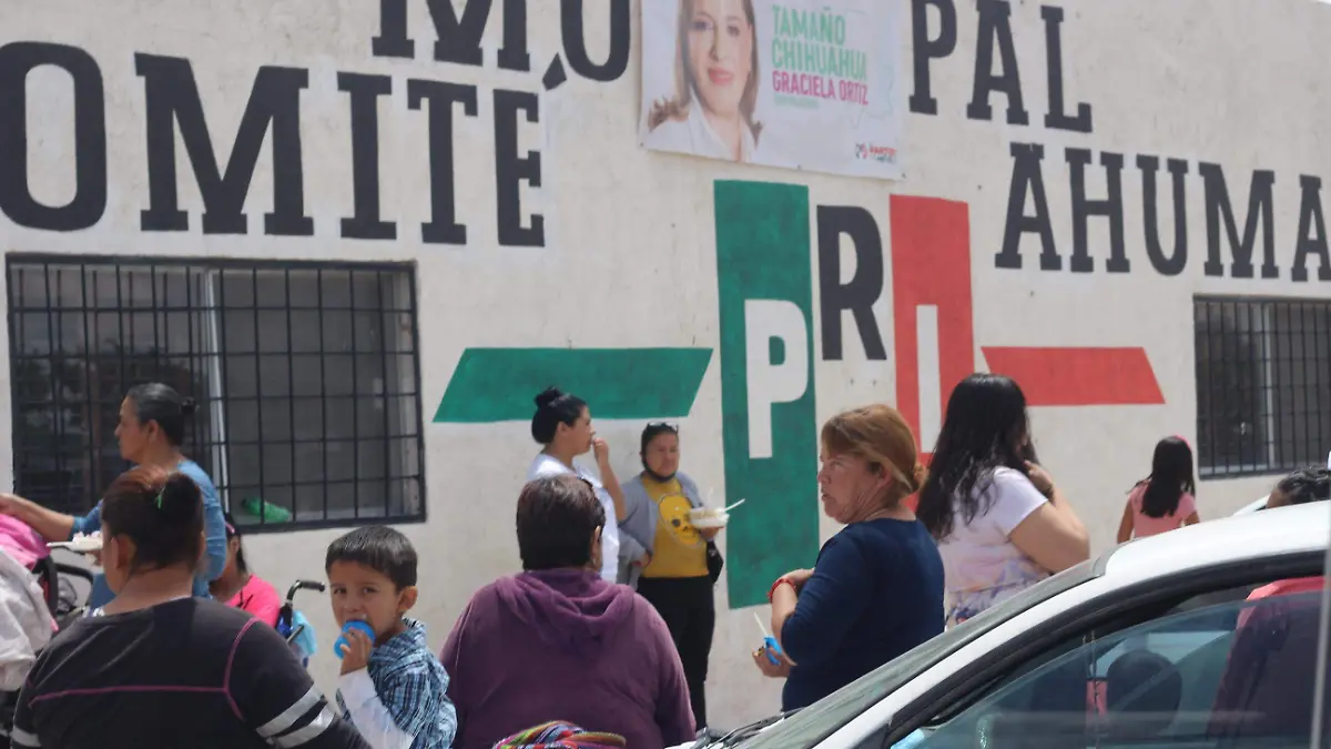 Y en la acera de avenida Juarez lateral de oficinas priístas tambien festejo  