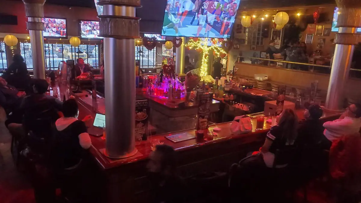 Disfrutan juarenses del Súper Bowl