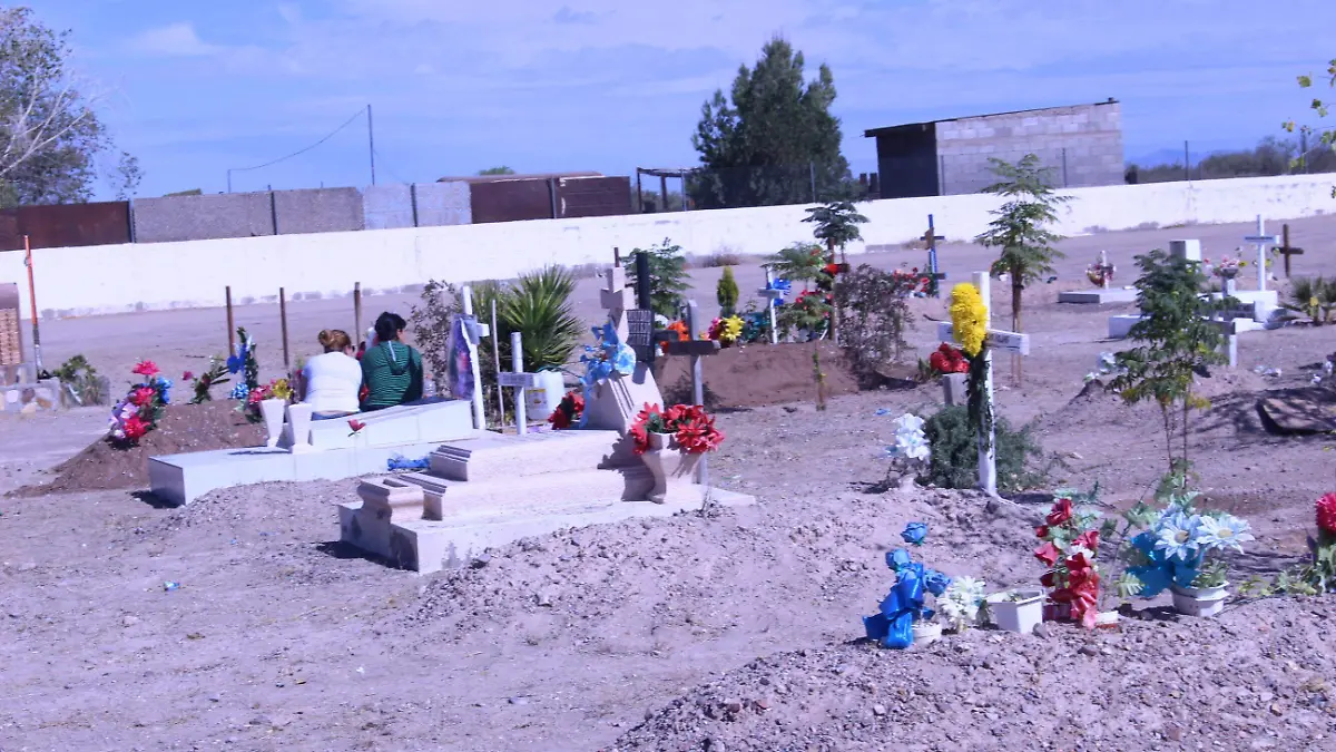 El actual panteón, que enrealidad son dos por una apliación, se saturó por desoden en asignación de espacios.
