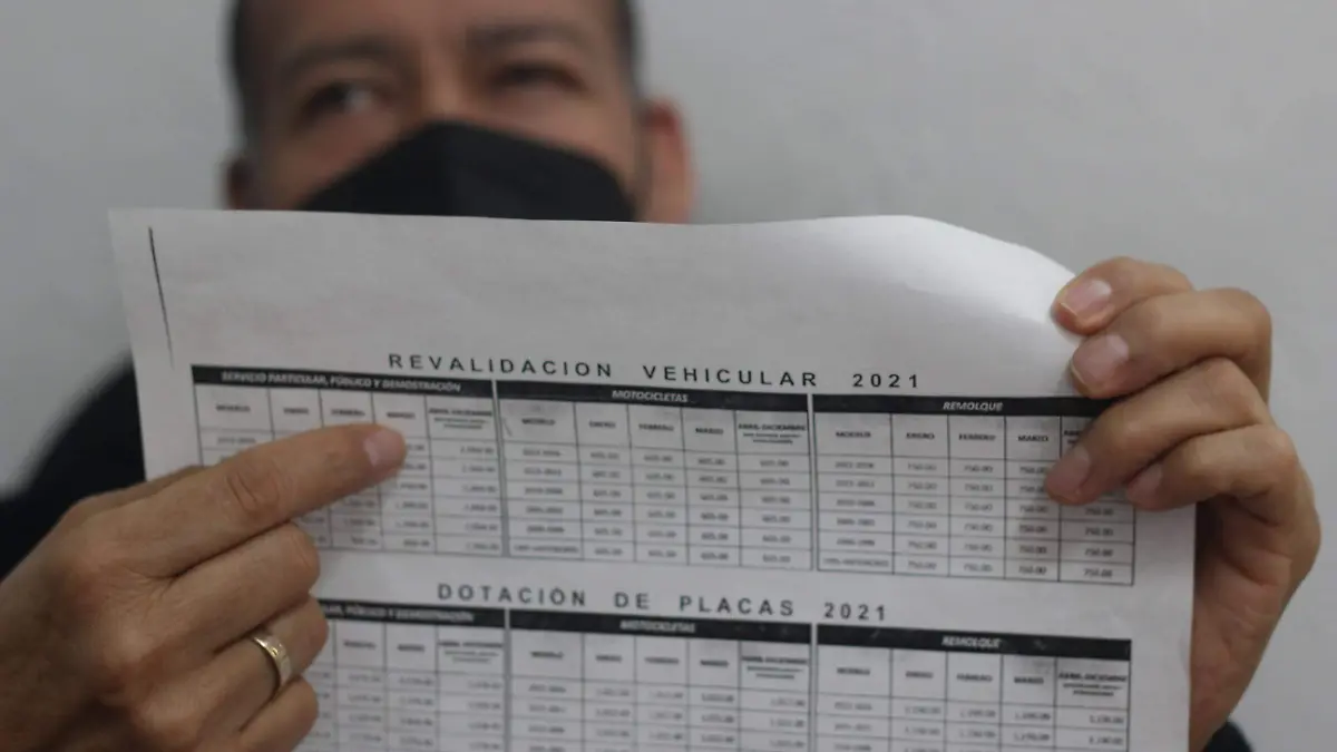 Comn dedo indice señala lo que habran de cubrir dueñños e autos modelo 1995 y antyeriores durabnte abril cuando se duplicará tarifa 