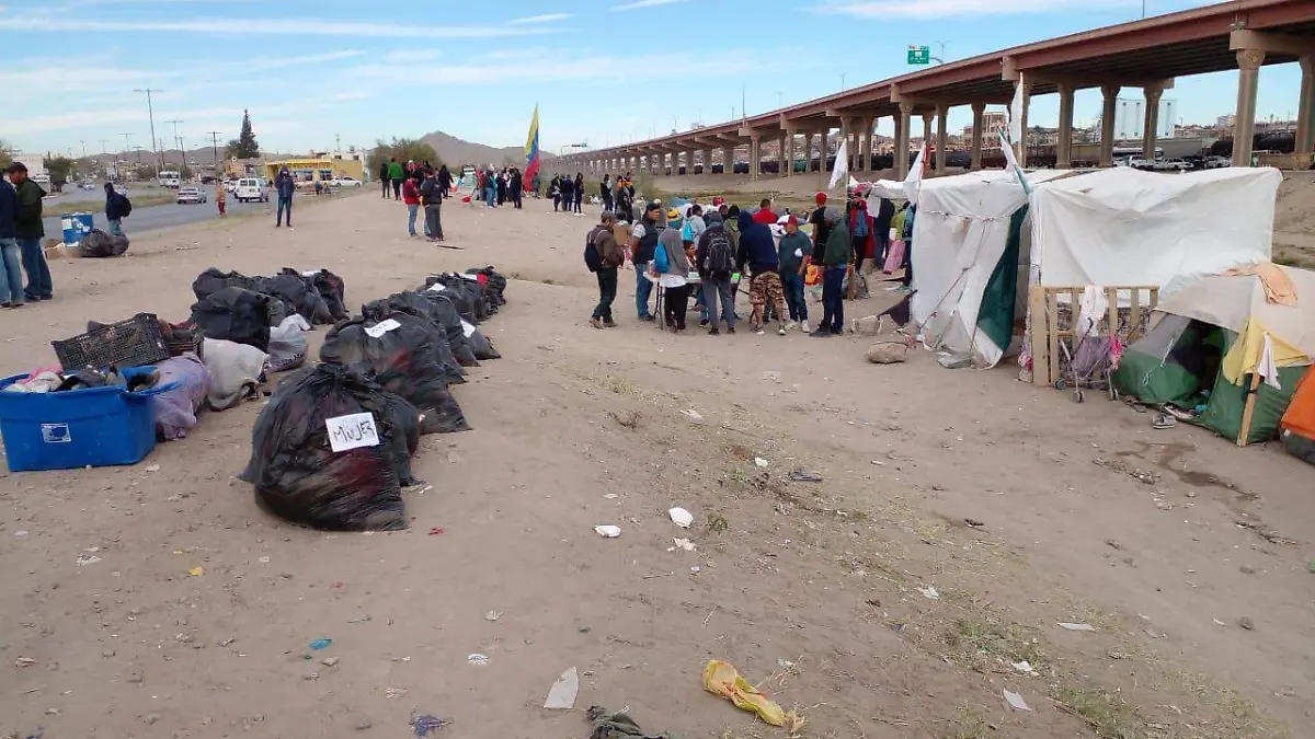 Bolsas de ropa que donaran los migrantes 3