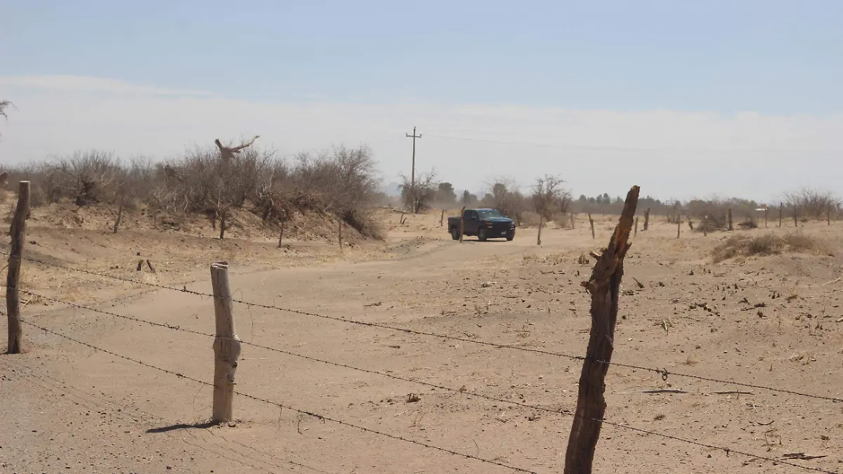 exactamente donde se obsrva la camioneta era el cauce que fue obstruido con tallas y alambre de pues para agrndar una propiedad 